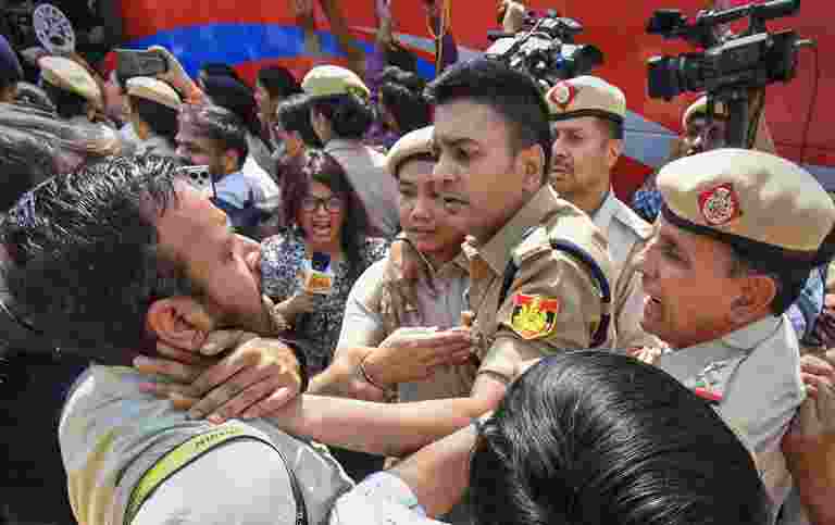 Press Club of India, Delhi Union of Journalists condemn police action against photojournalists