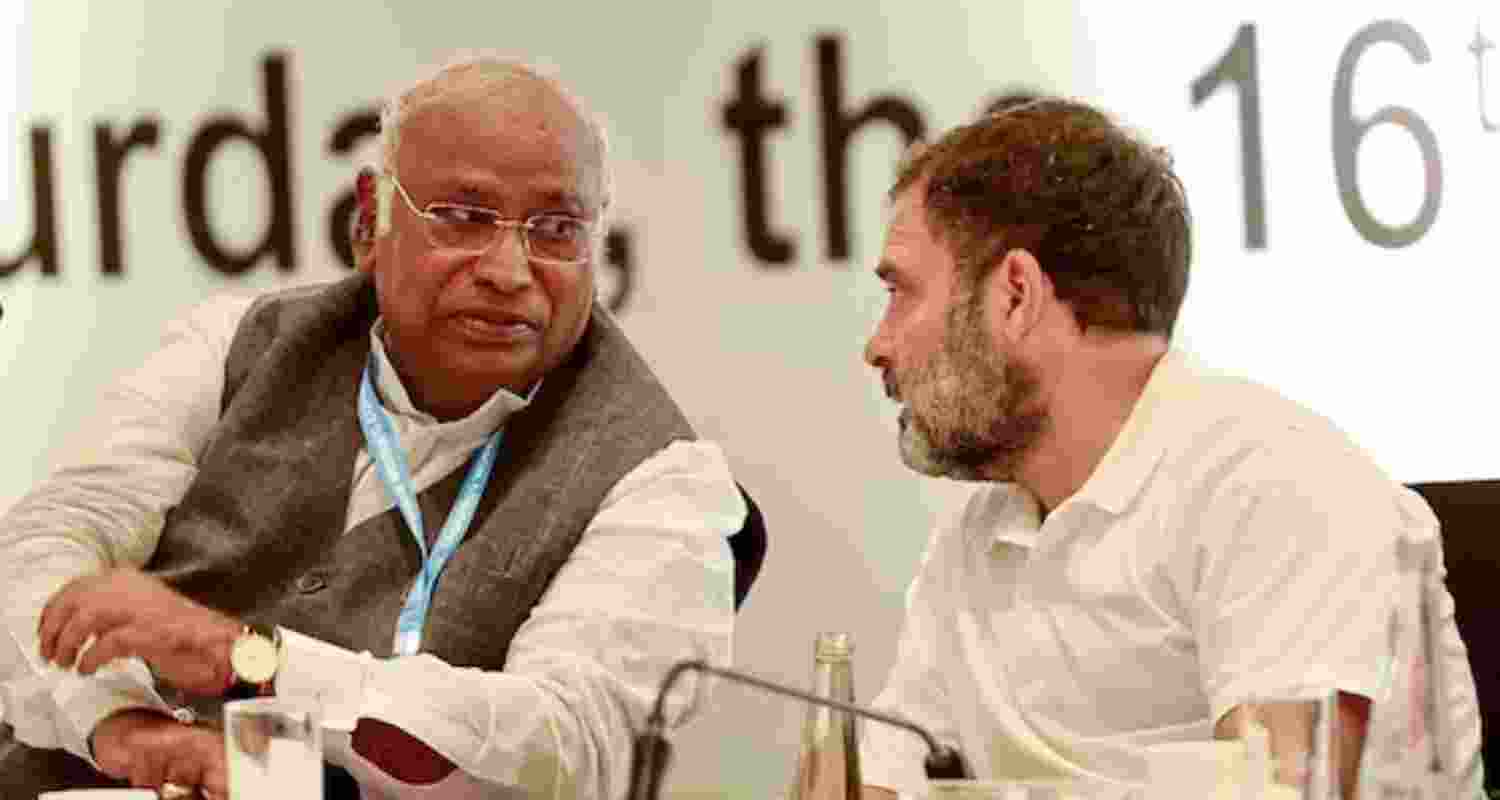 Mallikarjun Kharge with Rahul Gandhi.