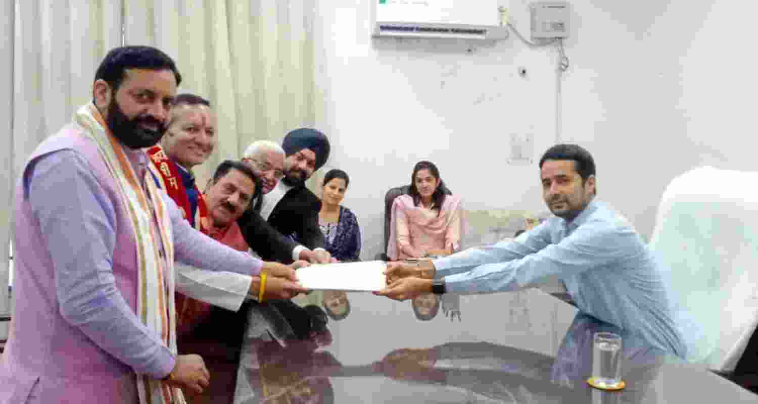 Naveen Jindal files nomination. 