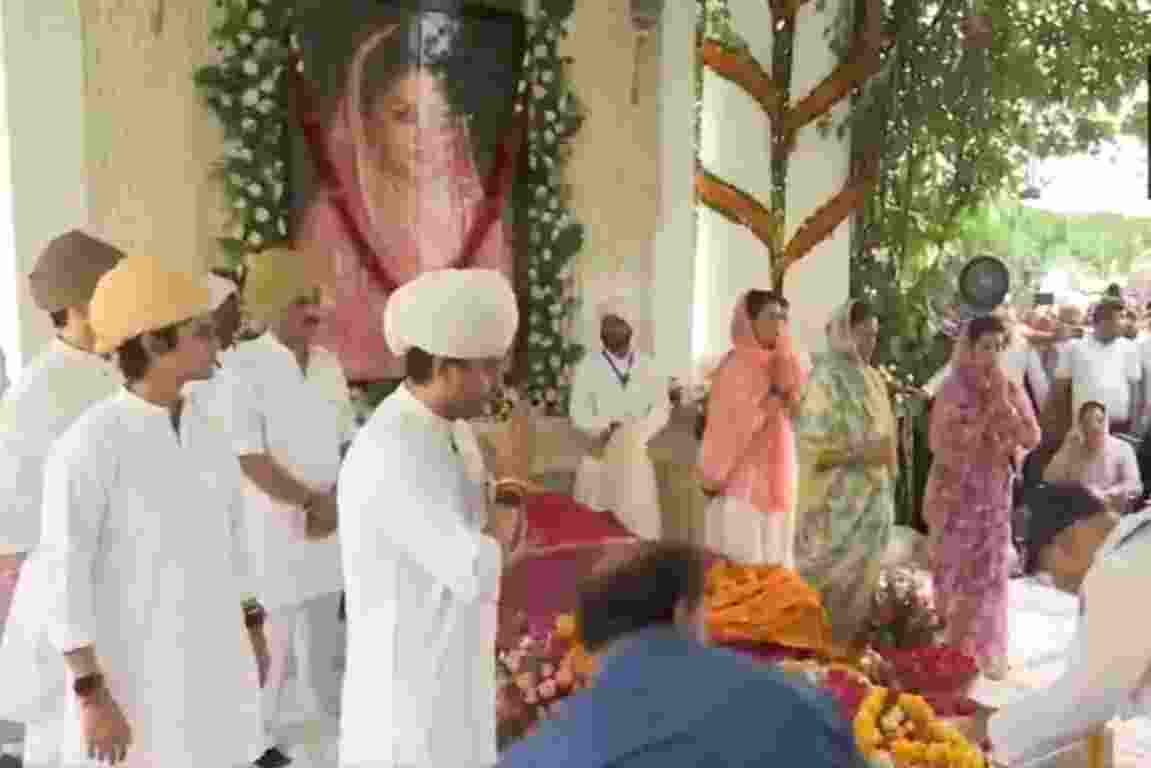Son and Union Minister Jyotiraditya Scindia lights the pyre