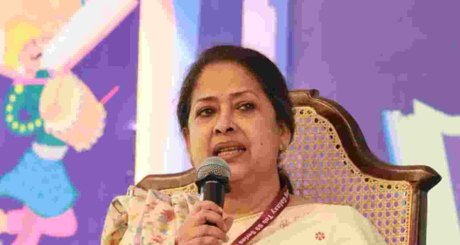  Congress leader - Sharmistha Mukherjee said the party should now look outside Nehru-Gandhi family for leadership. 
