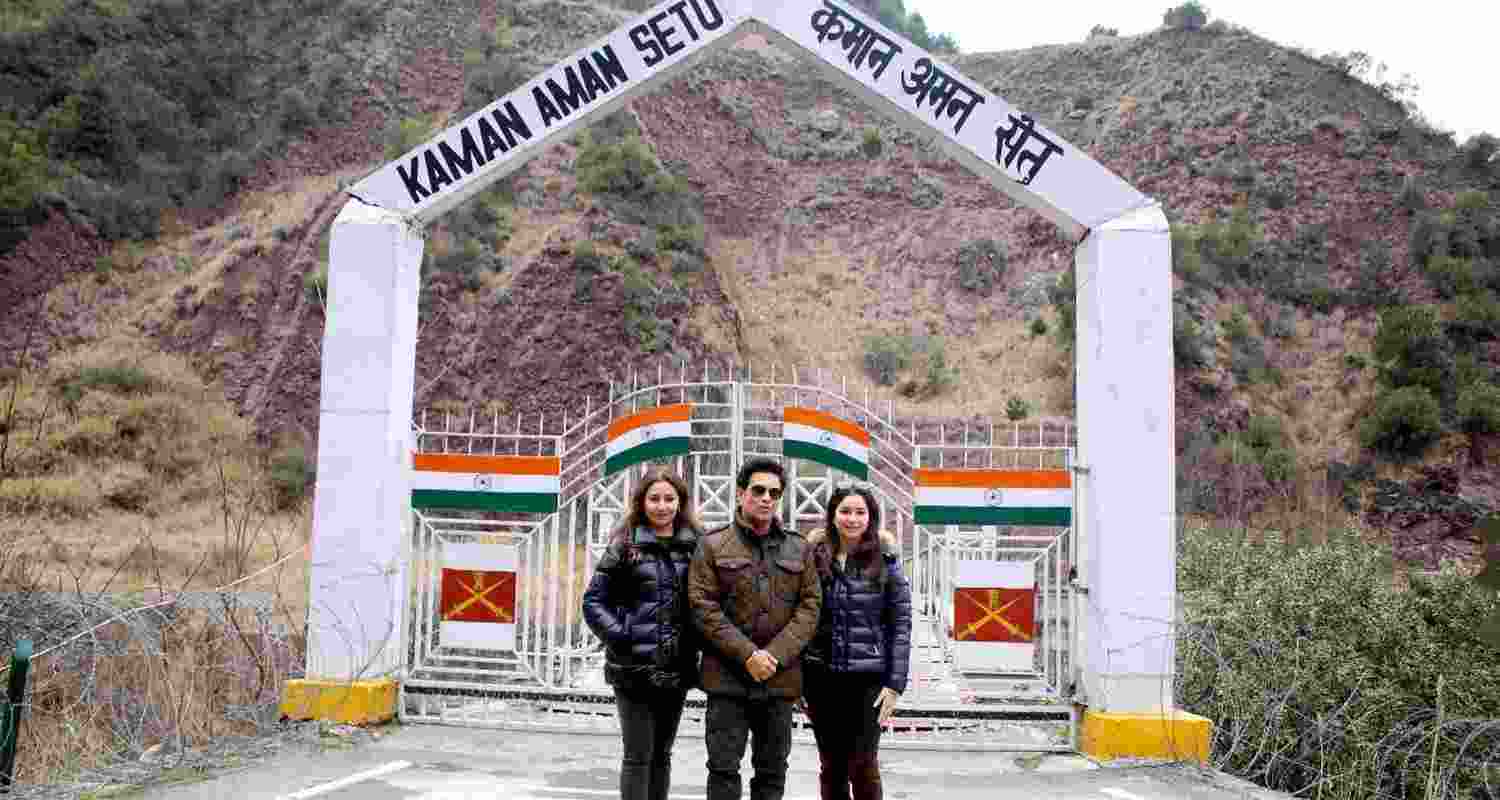 Sachin Tendulkar with wife Anjali Tendulkar and daughter Sara Tendulkar poses for a picture at the Aman Setu bridge.