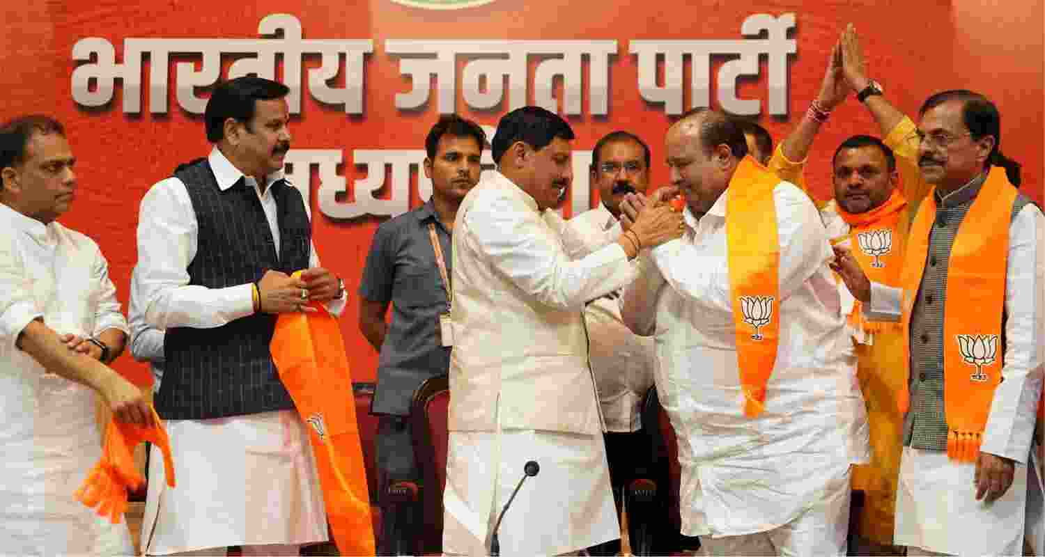 Dipak Saxena joins BJP on Friday night