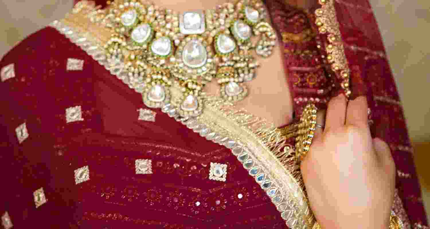 A UP wedding was called off after the bride rejected a saree brought by the groom's family, triggering a clash that left three injured.