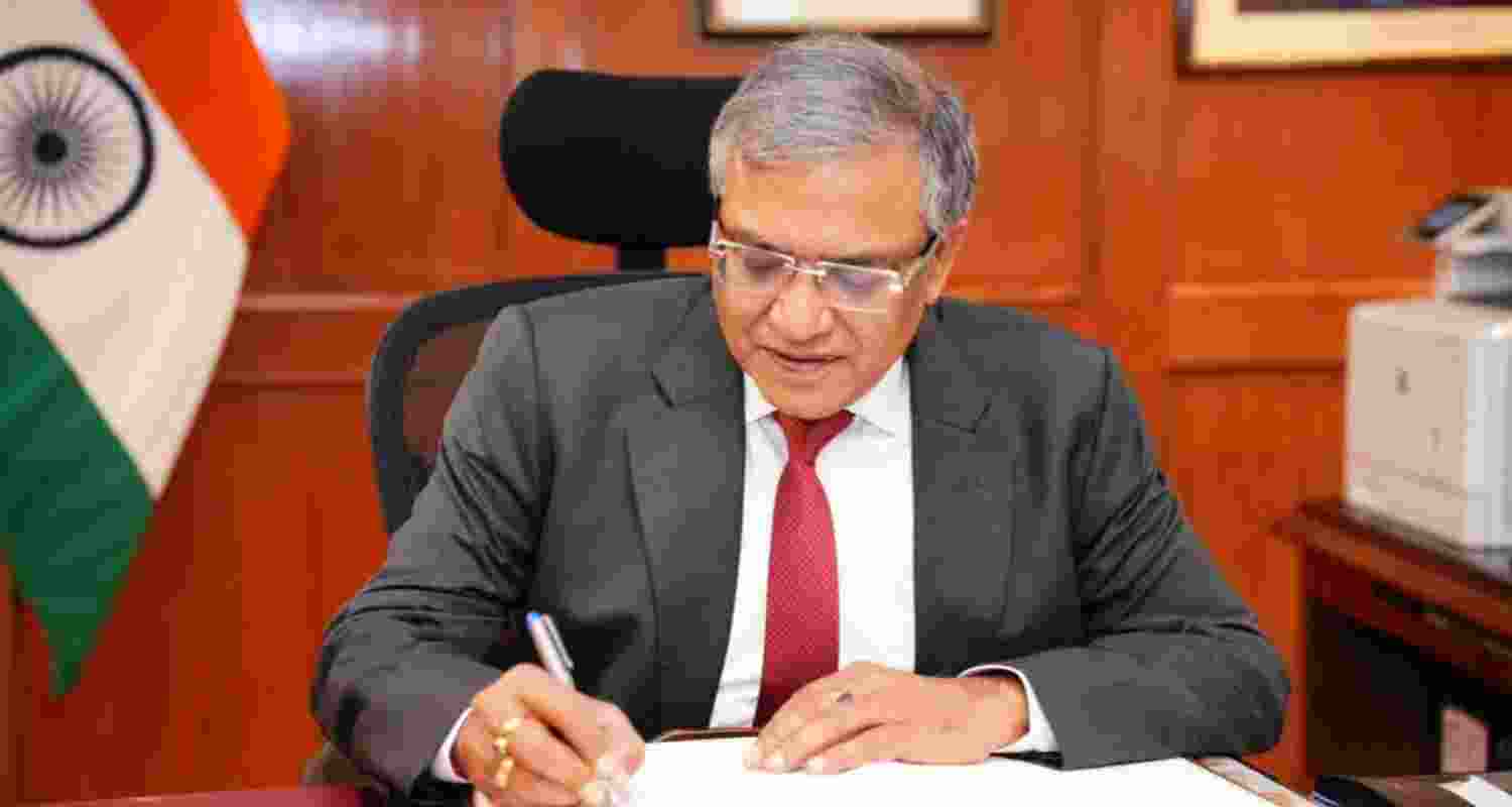 EC reviews Aadhaar-voter ID link amid fraud claims