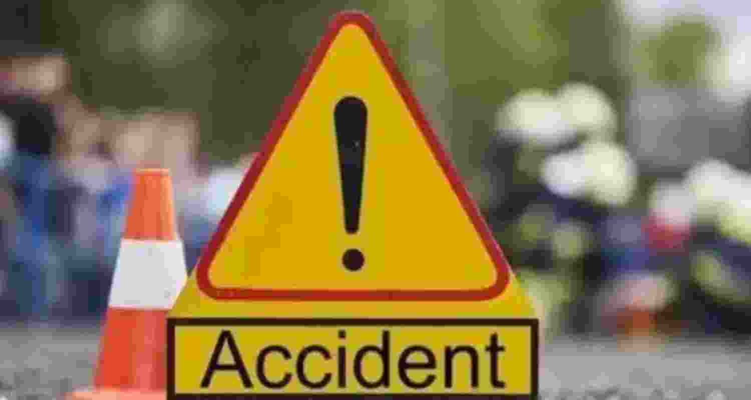 Tragic crash near Azamgarh; 1 dead, 22 injured