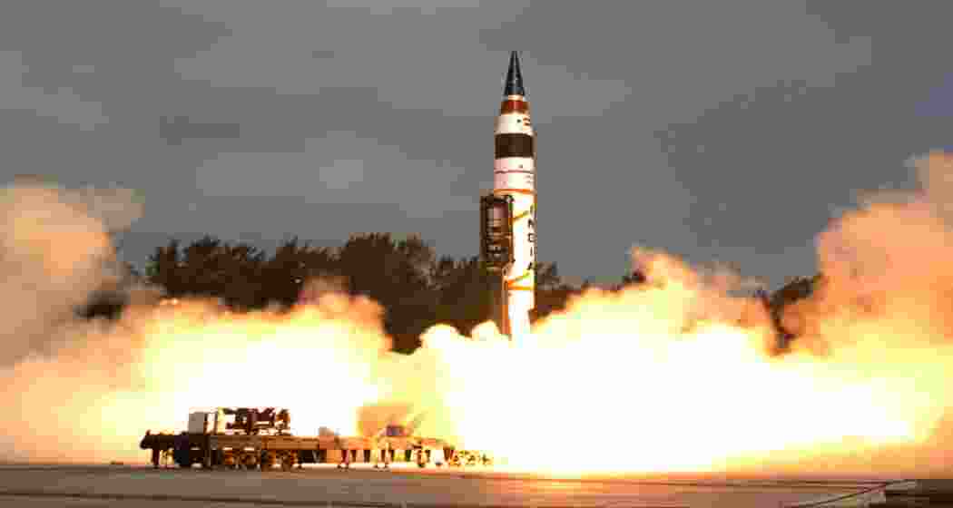 An Agni missile during a test launch. India successfully tested a MIRV-capable system, demonstrating its ability to strike multiple targets and strengthening strategic defence preparedness.