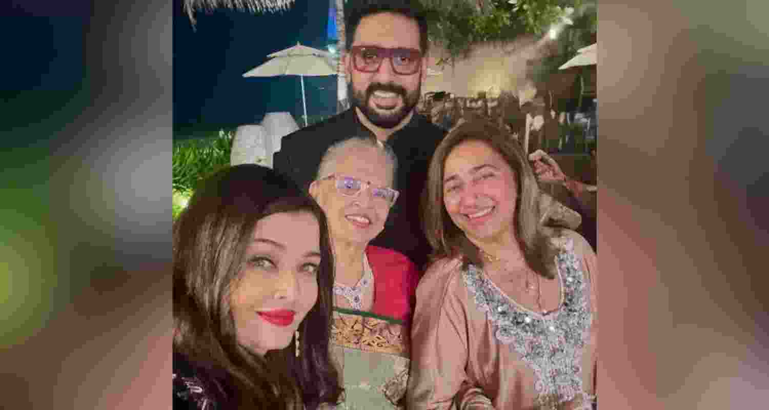 Aishwarya, Abhishek click selfies amid divorce rumours