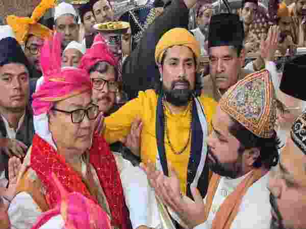 Rijiju offers chadar at Ajmer Sharif Dargah on behalf of Centre