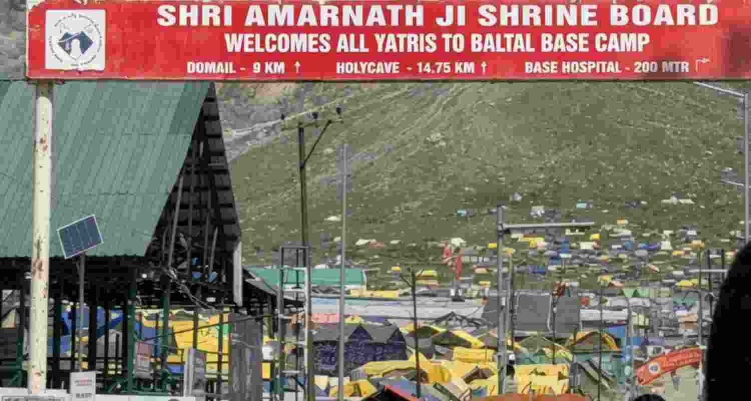 Amarnath Yatra 2026 begins as LG Manoj Sinha flags off the first convoy from Jammu, with 4,822 pilgrims heading to Baltal and Pahalgam routes.