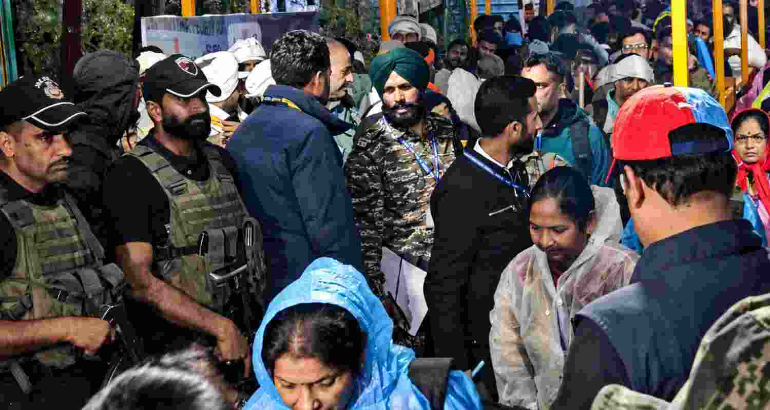 The second batch of 3,865 Amarnath Yatra pilgrims left Jammu for Baltal and Pahalgam under tight security as authorities ensured smooth arrangements.