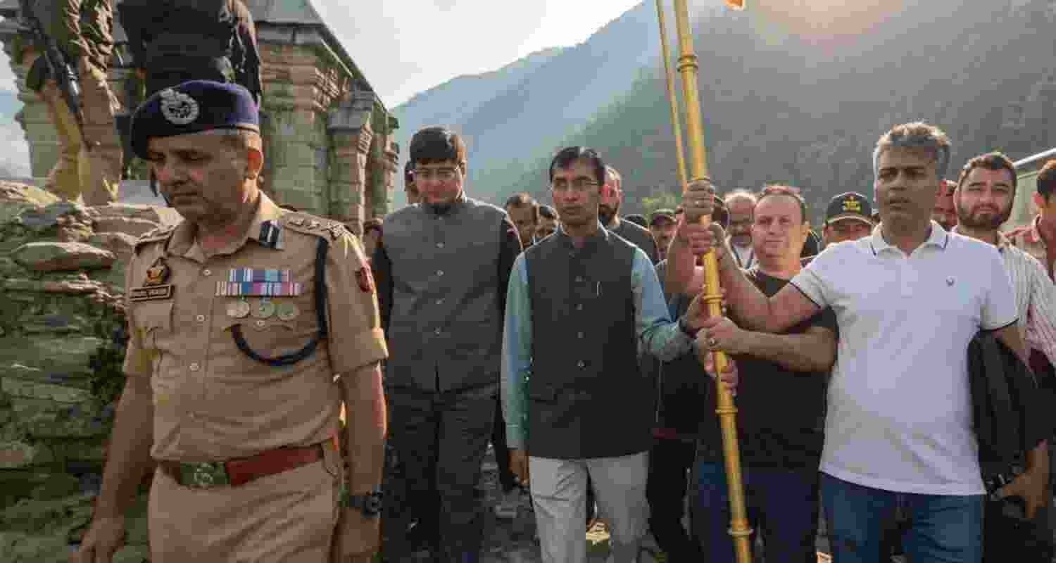 Amarnath Yatra has been suspended from July 19 due to heavy rain and bad weather in Kashmir. Over 3.7 lakh pilgrims have visited the shrine. Amarnath Yatra has been suspended from July 19 due to heavy rain and bad weather in Kashmir. Over 3.7 lakh pilgrims have visited the shrine.
