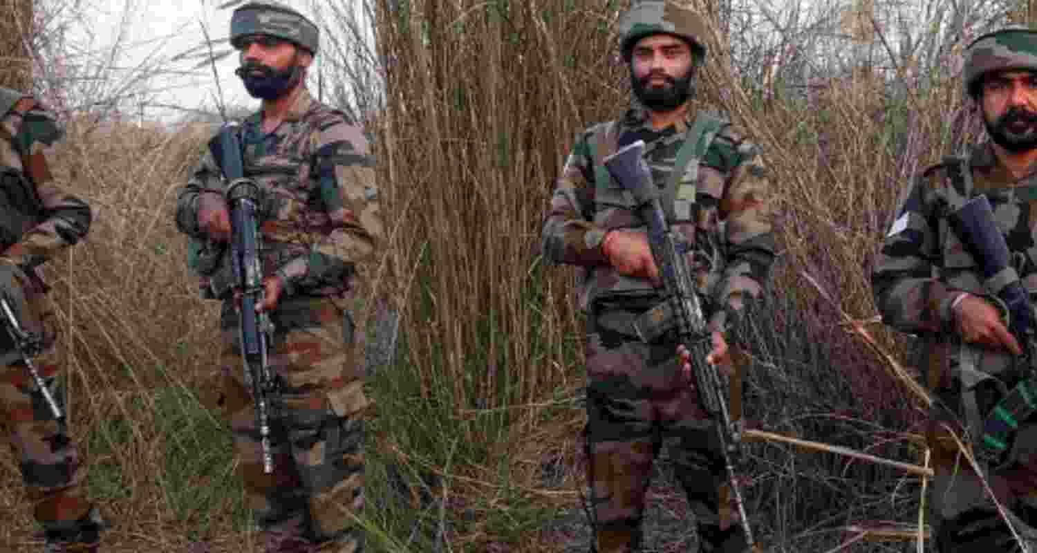 4 cops beaten by army men in J&K 4 cops beaten by army men in J&K
