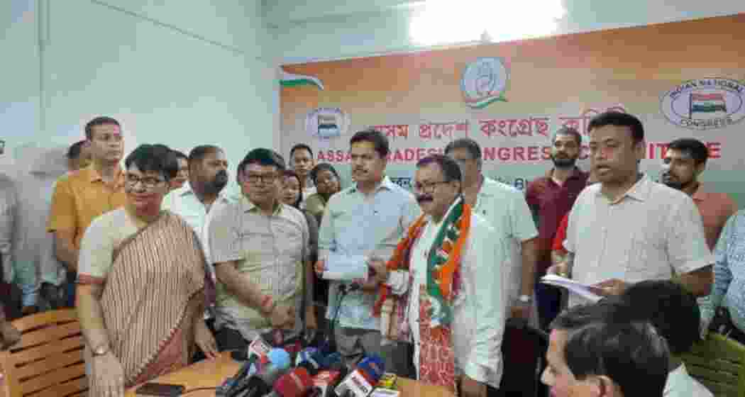 Bedabrat Borah joins Congress in the presence of APCC President Bhupen Borah, ACLP leader Debabrata Saikia, APCC Working President Jakir Hussain Sikdar, and other APCC office bearers. Bedabrat Borah joins Congress in the presence of APCC President Bhupen Borah, ACLP leader Debabrata Saikia, APCC Working President Jakir Hussain Sikdar, and other APCC office bearers.