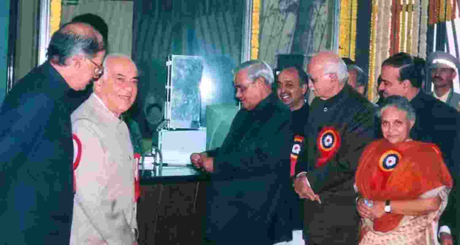 Former PM Atal Bihari Vajpayee inaugurates the Delhi Metro, 2002. Former PM Atal Bihari Vajpayee inaugurates the Delhi Metro, 2002.