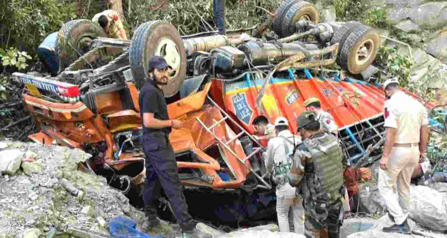 Shortly after the incident, rescue teams and police rushed to the area and launched a rescue and retrieval operation.