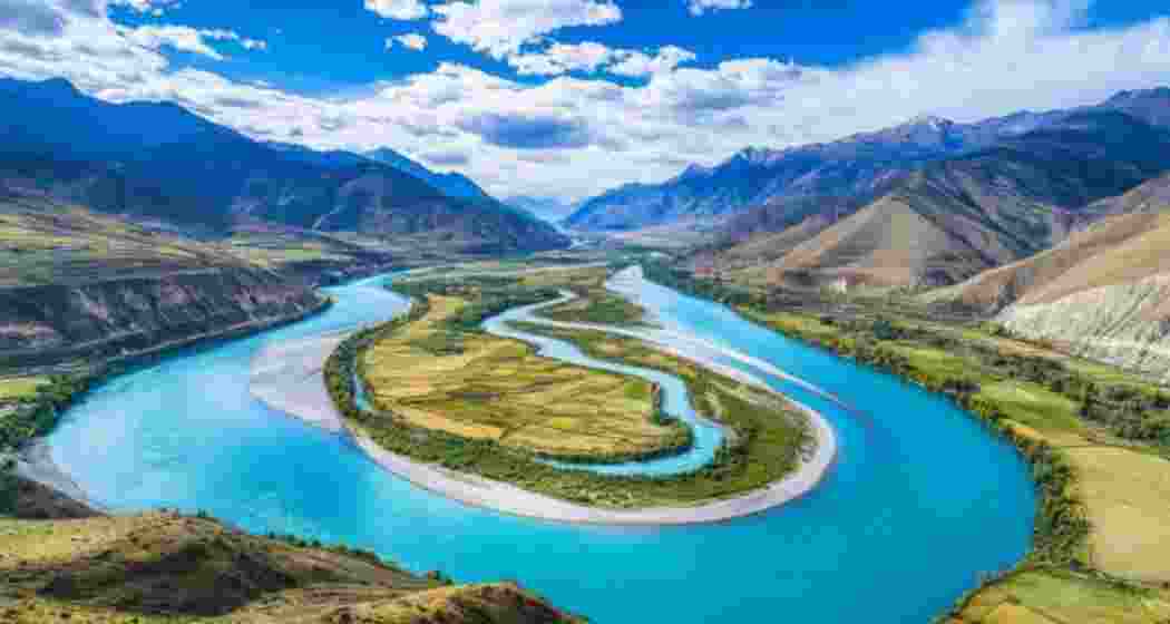 The Yarlung Tsangpo River makes a dramatic U-turn around Namcha Barwa, forming one of the world's deepest gorges. The Yarlung Tsangpo River makes a dramatic U-turn around Namcha Barwa, forming one of the world's deepest gorges.