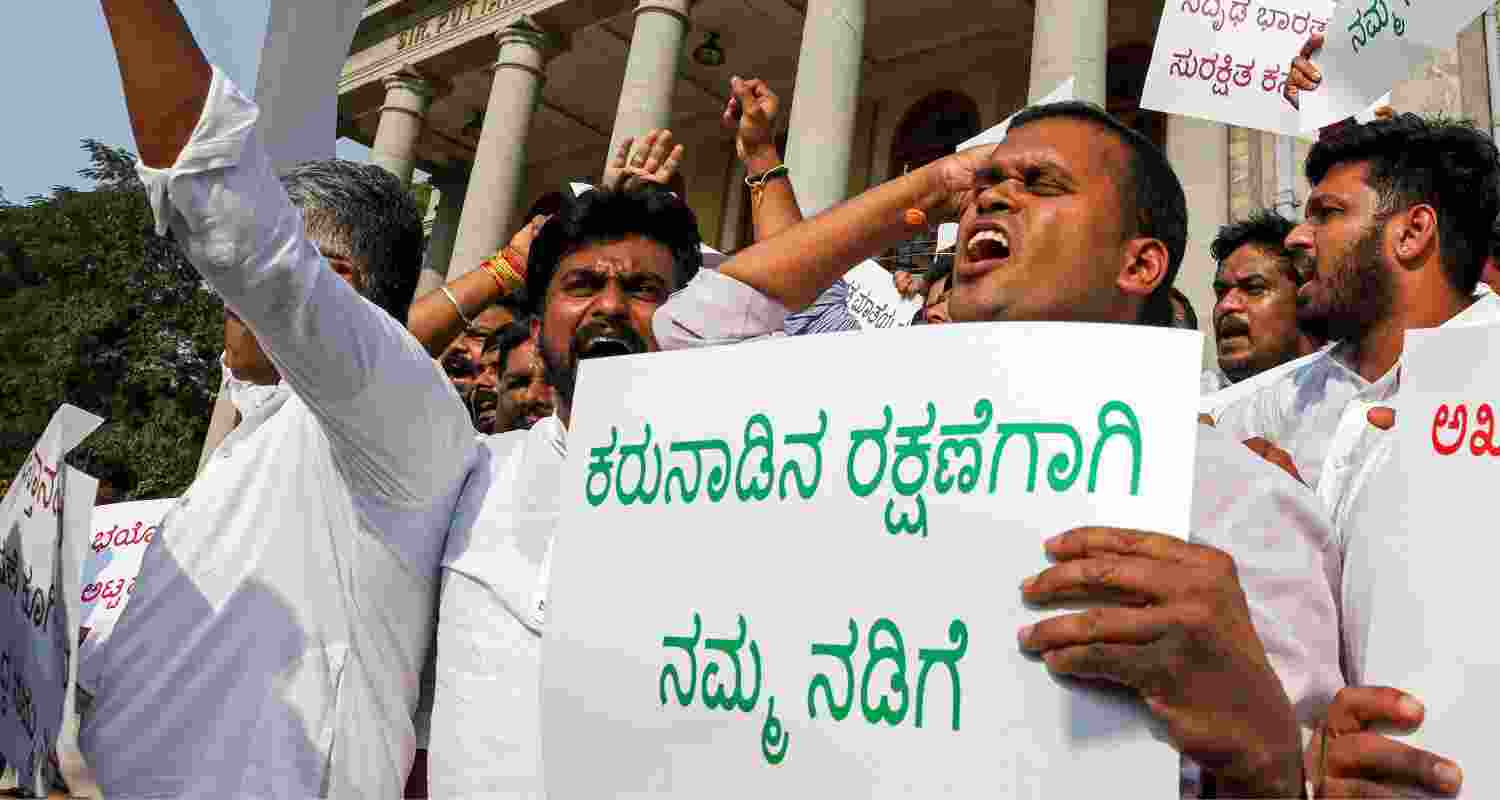 BJP Yuva Morcha against the state government in protest of Pakistan Zindabad slogan.