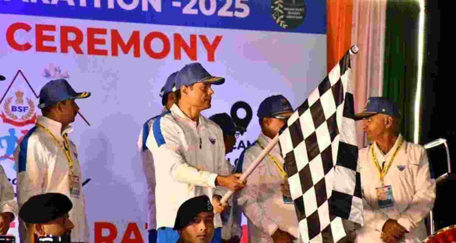 BSF DG Daljit Singh Chawdhary flagged off the Jammu Marathon. 