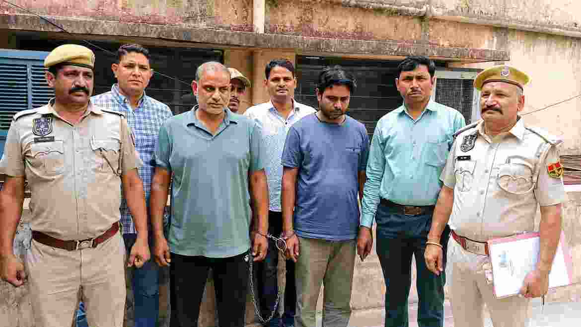 Members of a burglar gang, including alleged mastermind Satpal Fauji (second from left), after being arrested by Jaipur Police in connection with a series of theft cases.