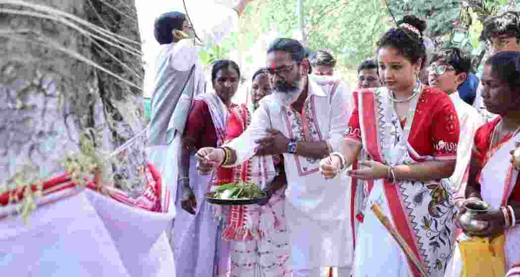 Tribals protest with black bands during Soren's Sarhul puja