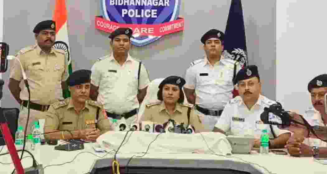 Bidhannagar Police officers address the press after arresting five CISF personnel, including an inspector, for orchestrating a fake I-T raid in Chinar Park.