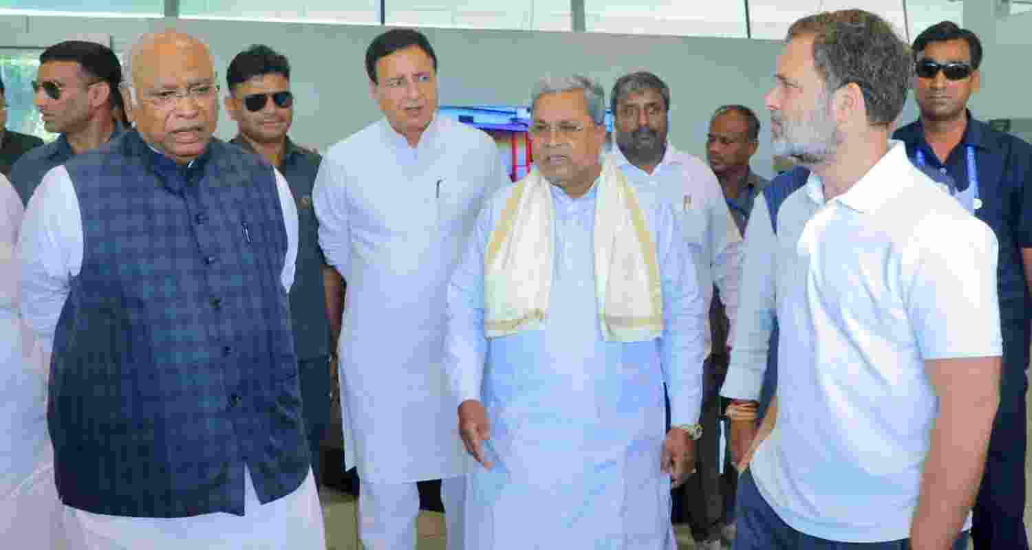 K'taka Cong marks 2 years; rain lashes Hosapete meet