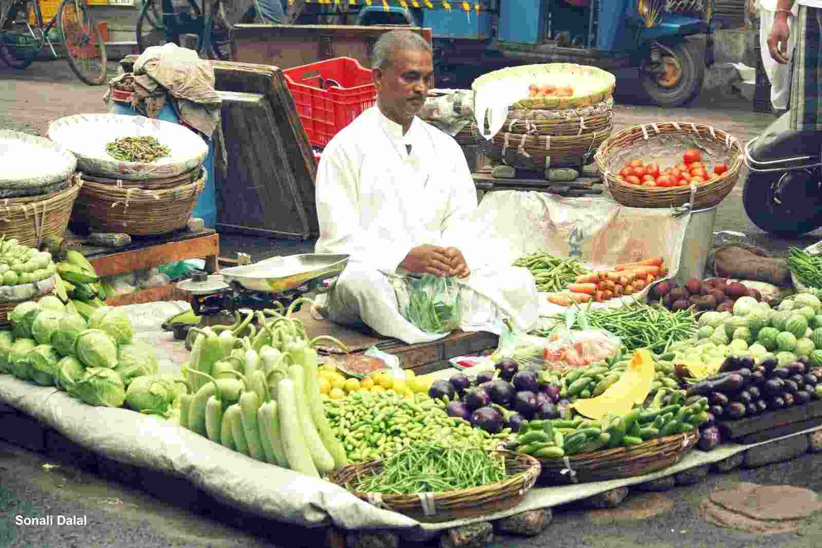 In May 2024, retail food inflation held steady at 8.69% year-on-year, a slight dip from April’s 8.7%, according to the latest data. The persistent high prices of vegetables, pulses, and cereals were key contributors to this inflation rate. In May 2024, retail food inflation held steady at 8.69% year-on-year, a slight dip from April’s 8.7%, according to the latest data. The persistent high prices of vegetables, pulses, and cereals were key contributors to this inflation rate.