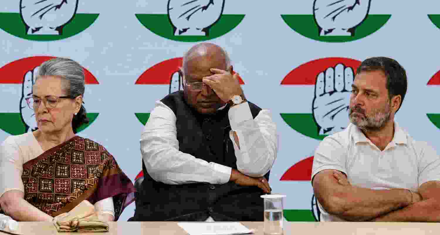 Congress has convened a meeting of top leaders to discuss political developments, opposition coordination and the party's strategy ahead.