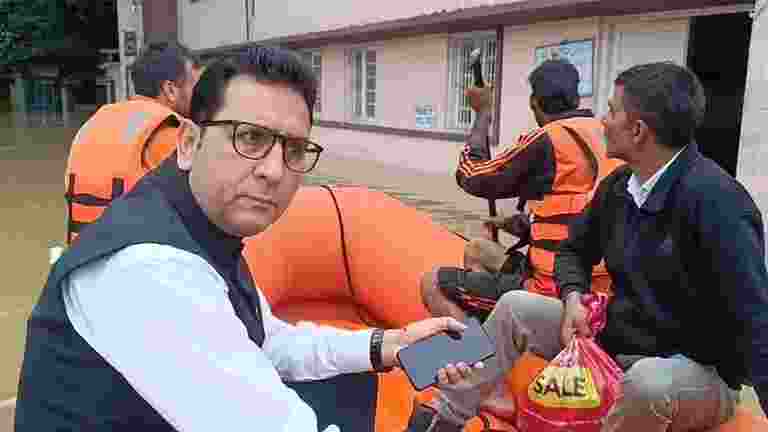 'Justice must not sink..': Judge reaches flood hit Court by boat