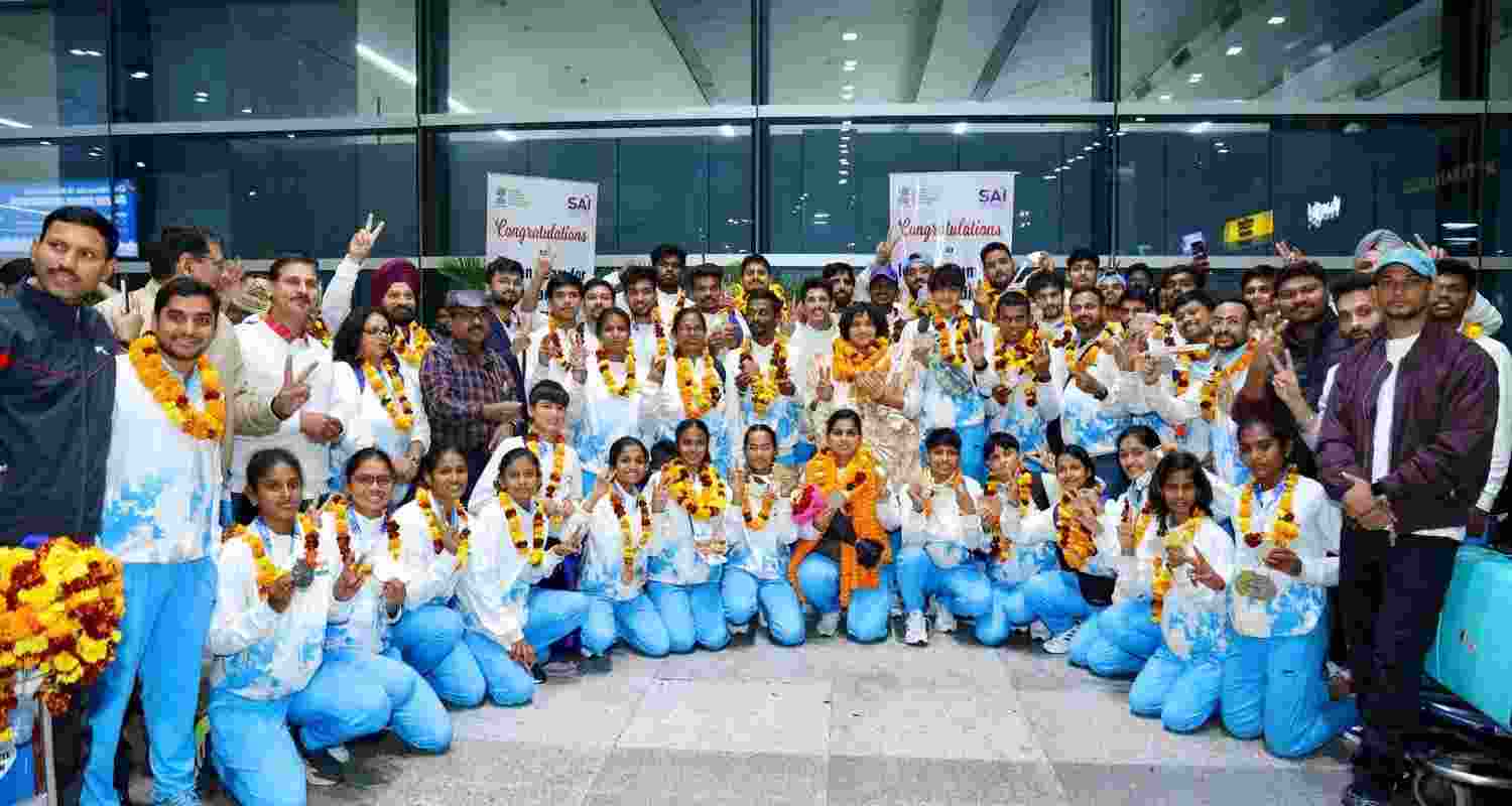 India's deaf contingent poses for a picture. Image via @narendramodi on X.