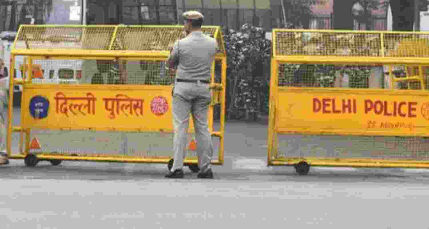 Delhi Police busted interstate cyber fraud gangs linked to ₹40 crore scams, arresting 35 accused and recovering cash, SIM cards and devices.