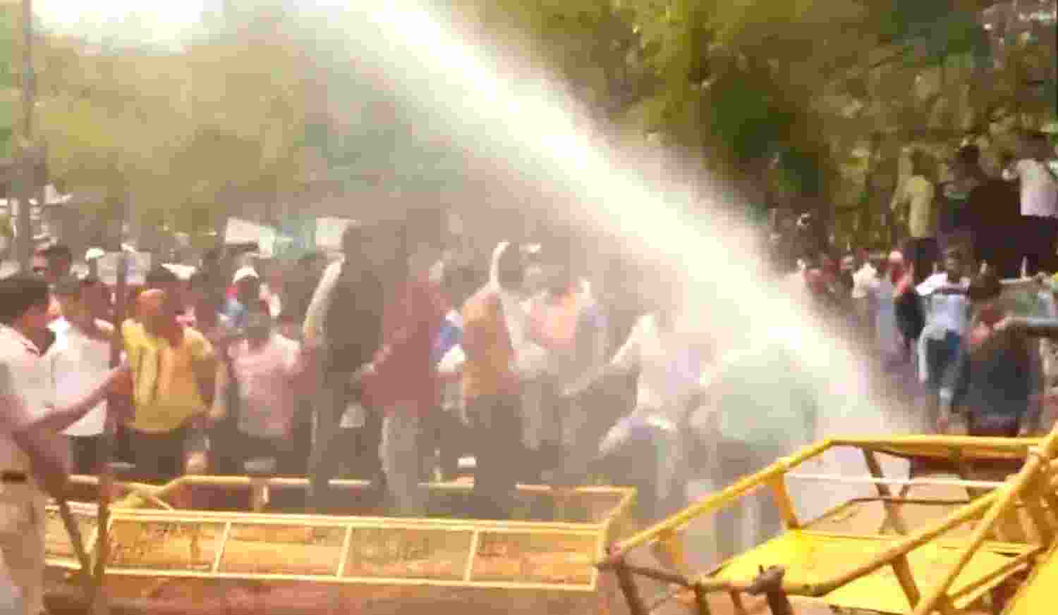 Delhi Police use water cannons on water crisis protestors