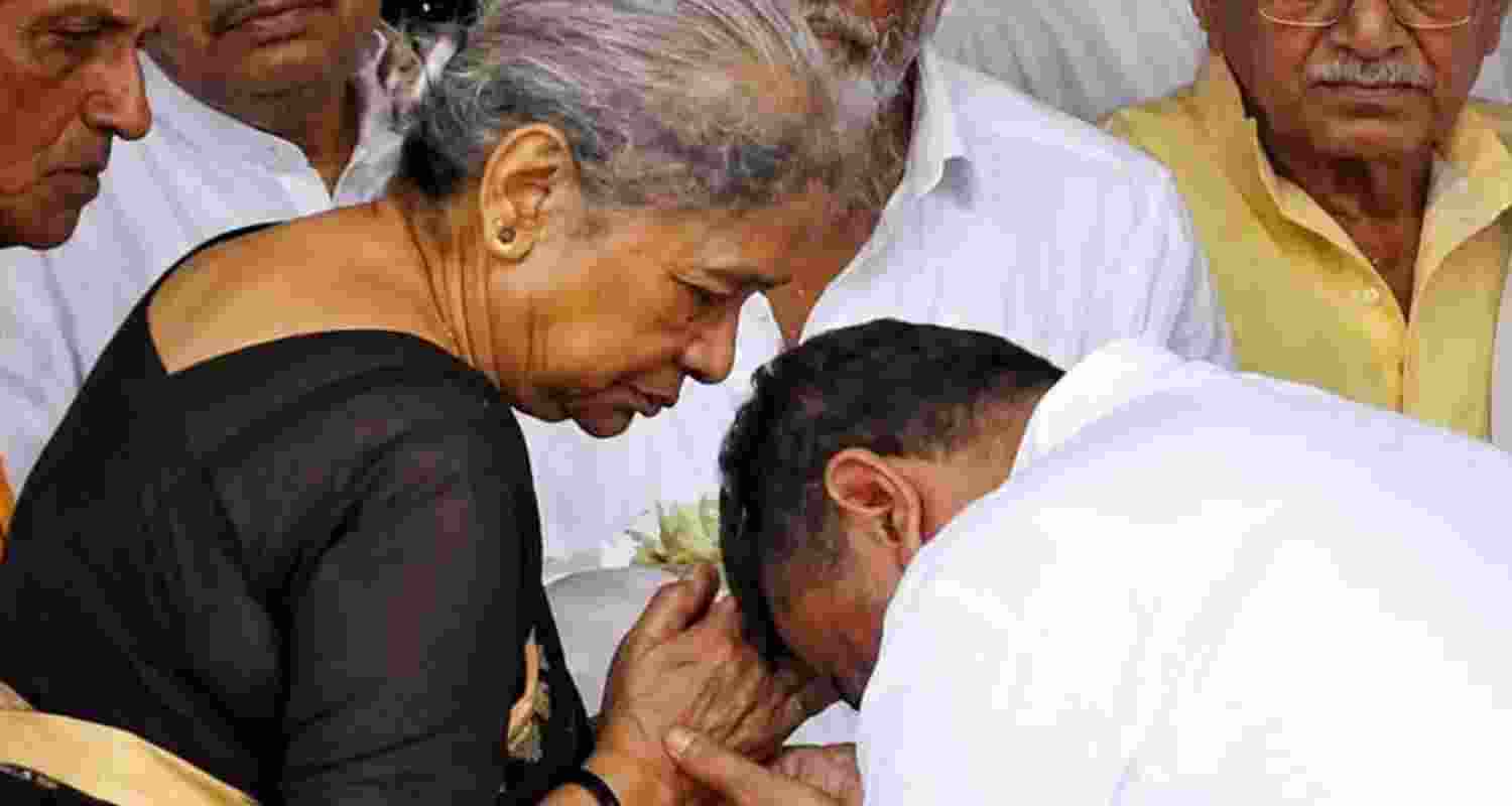 West Bengal government has restored security at former CM Buddhadeb Bhattacharjee's Palm Avenue residence, where his wife Meera continues to live.