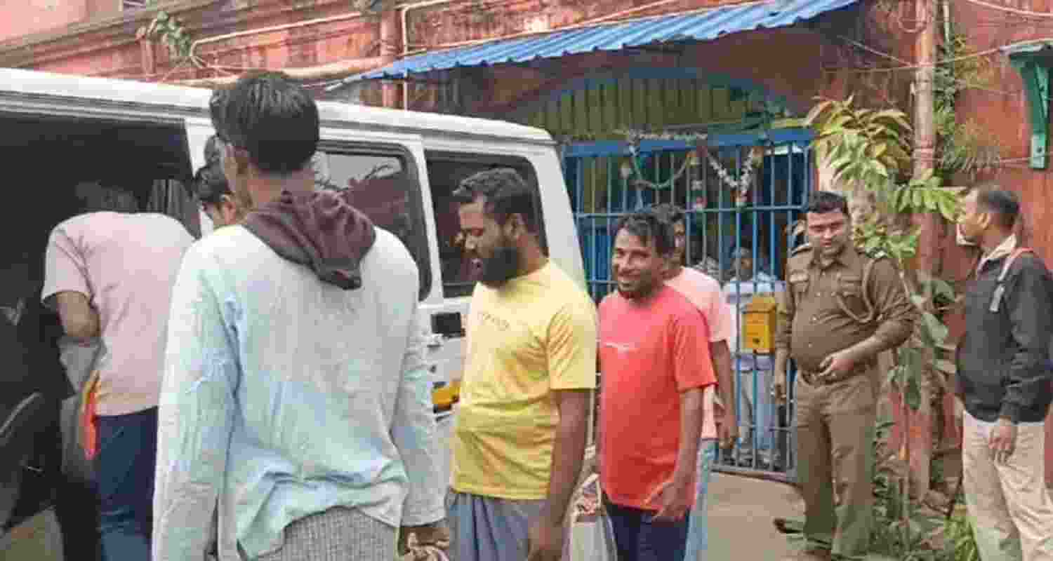 India releases 12 Bangla fishermen