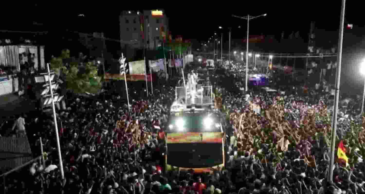 There were huge crowds gathered for the Tamil Nadu rally where Vijay was to address the gathering as part of his ongoing state tour. However, he arrived late at the venue, after which the crowd had swelled and started jostling for space