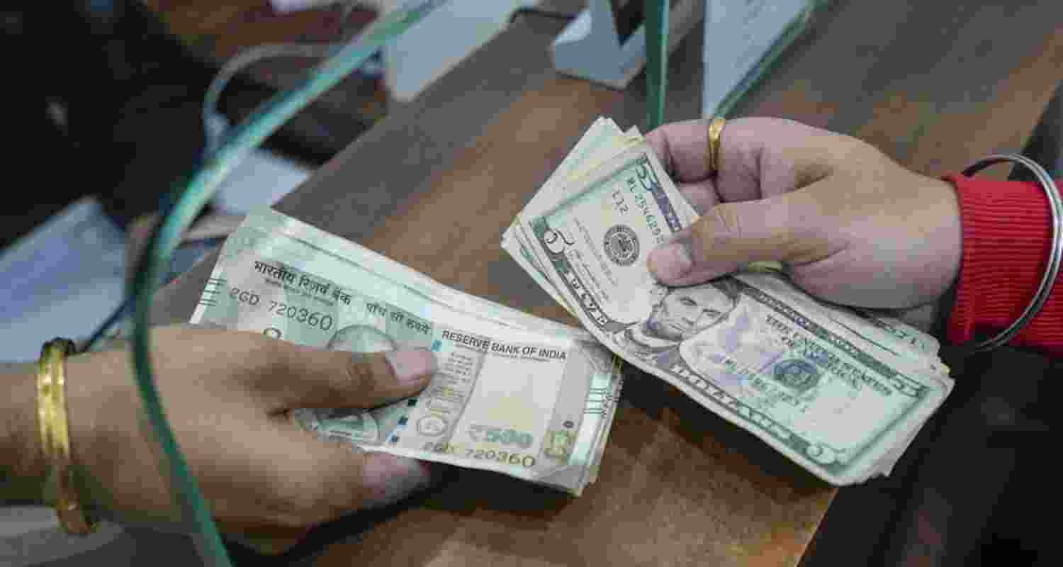 On Wednesday, the last trading session of 2025, it had settled at 89.88 against the US dollar