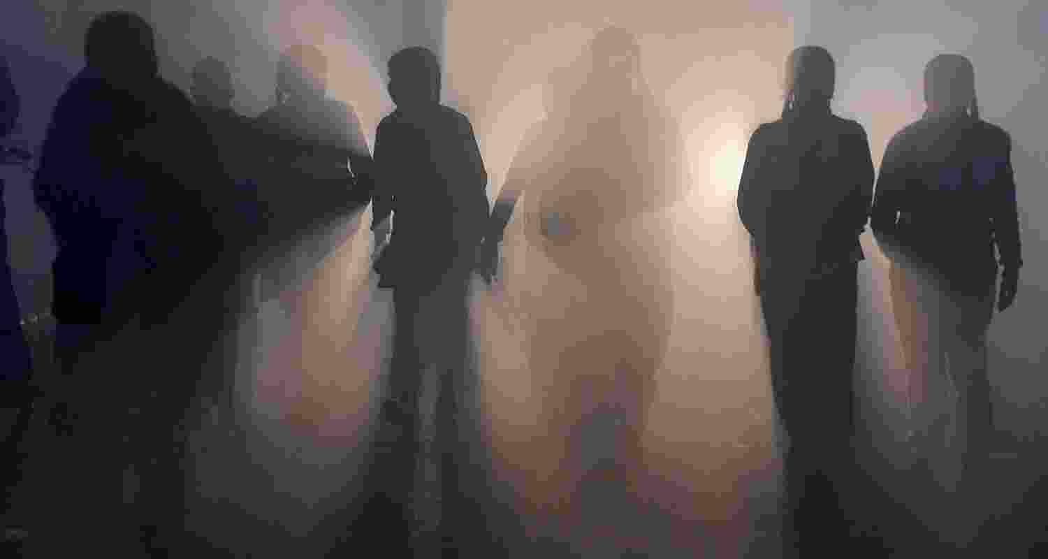 The city’s temperature hovered around 22.5 degrees Celsius, while its air quality deteriorated further this morning with the Air Quality Index (AQI) reaching 402 at 8 am and entering the ‘severe’ category