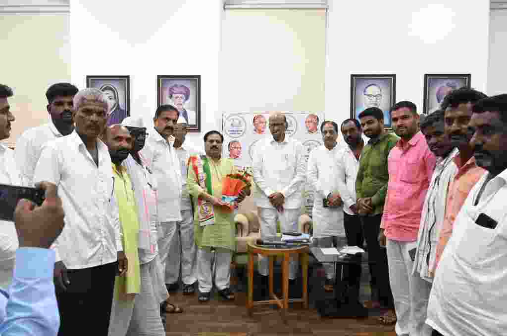 Sharad Pawar calls for a meeting to decide candidates for upcoming Lok Sabha polls. Image X. Sharad Pawar calls for a meeting to decide candidates for upcoming Lok Sabha polls. Image X.