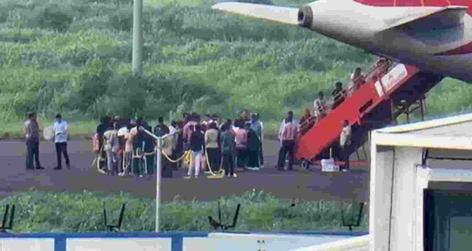 250 Bangladeshi immigrants deported to Dhaka from Gujarat 250 Bangladeshi immigrants deported to Dhaka from Gujarat