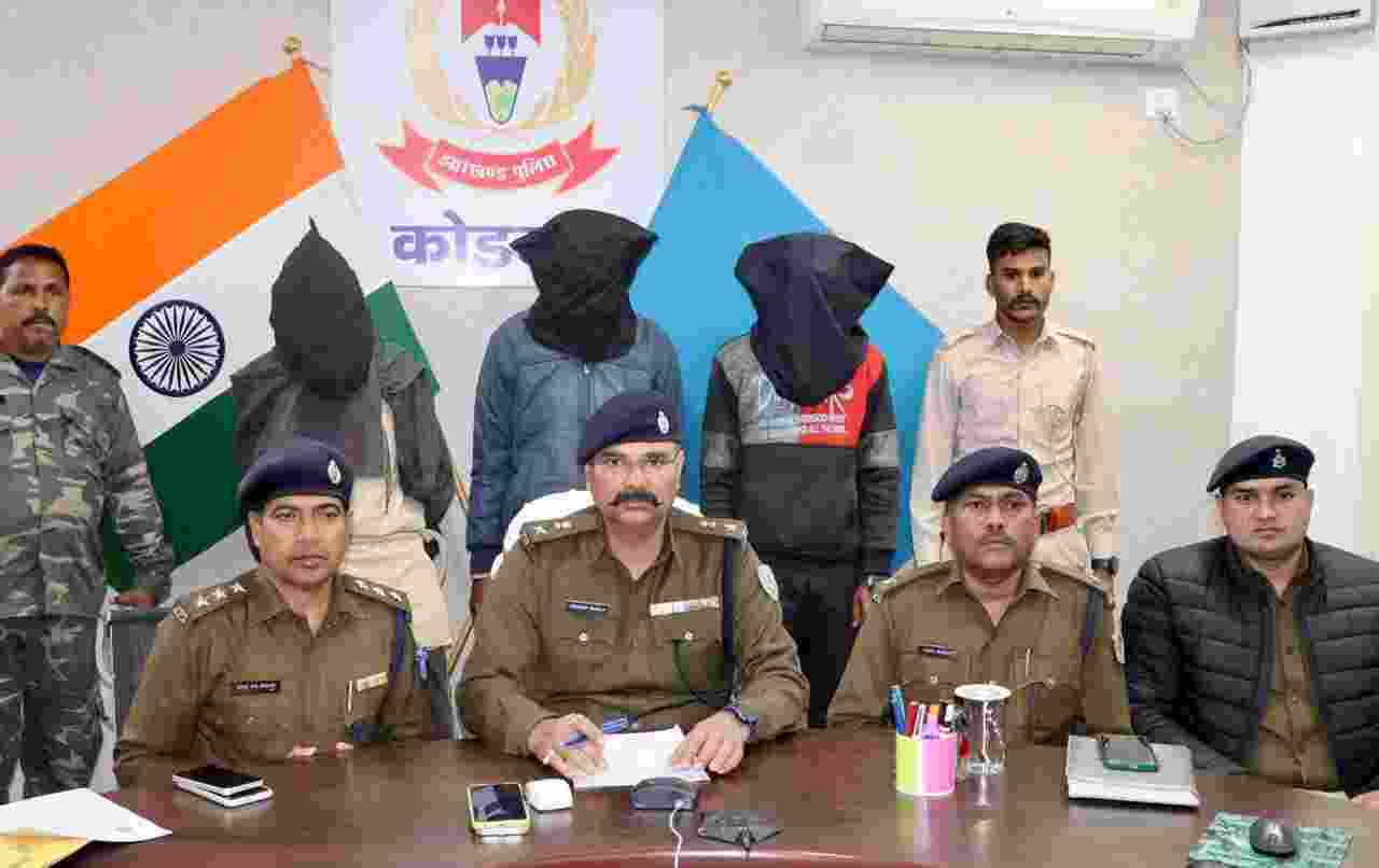 Police personnel address reporters after apprehending the accused individuals. Image via special arrangement.