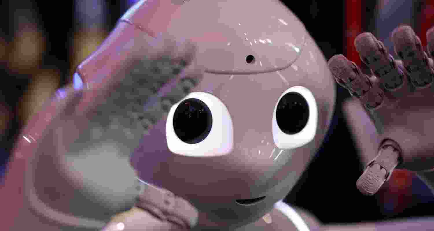 When expressive humanoid robots fumble, our brains become wary