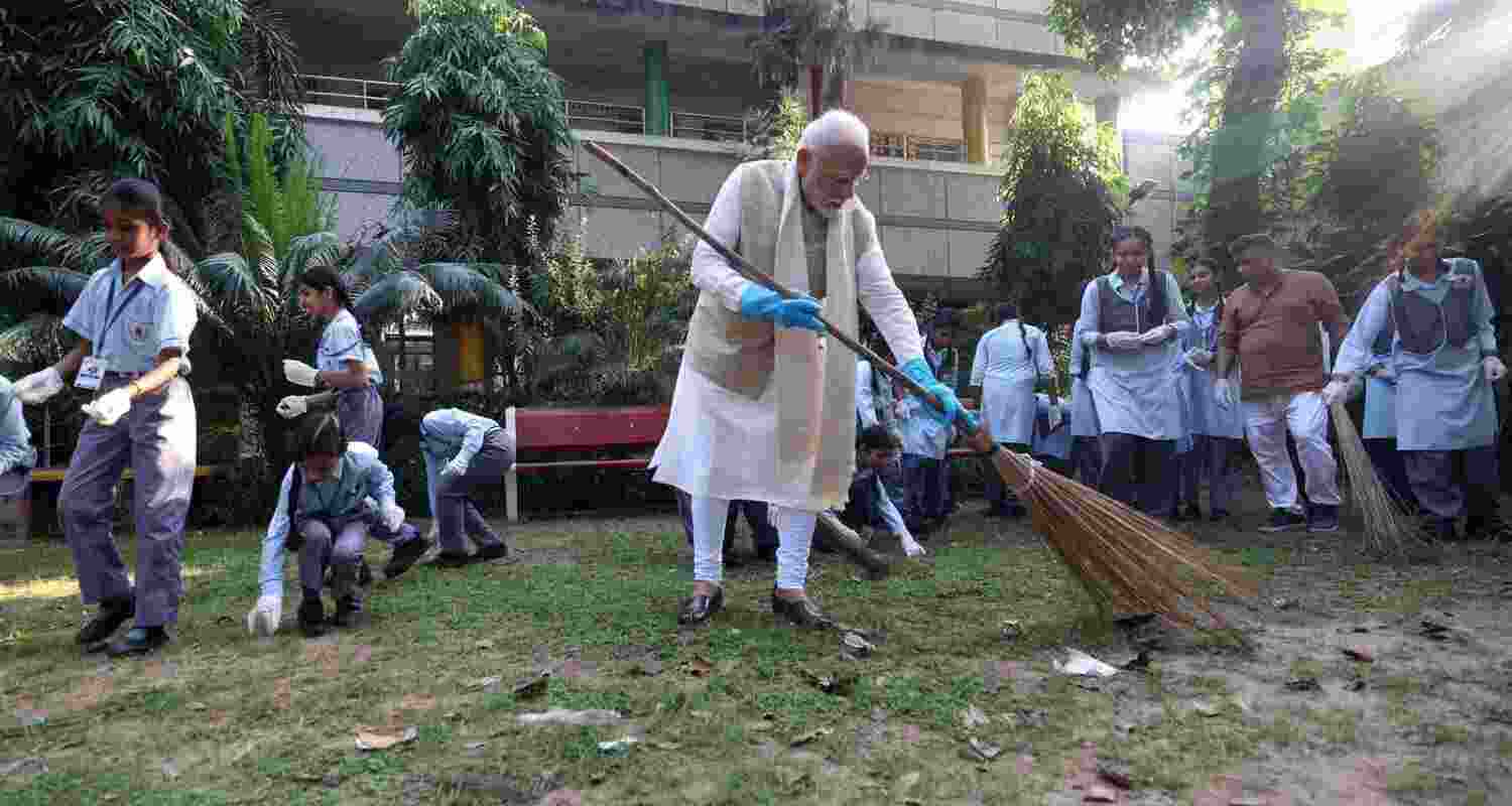 PM Modi Celebrates Decade Of 'Swachh Bharat' With Students. PM Modi Celebrates Decade Of 'Swachh Bharat' With Students.