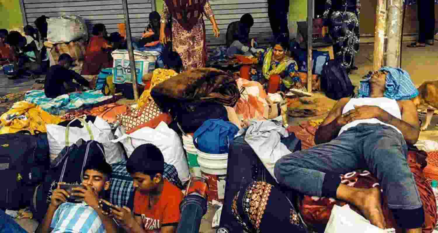 Groups gathered near Hakimpur border as Bengal’s Detect-Delete-Deport policy intensified, amid reports of return attempts to Bangladesh.