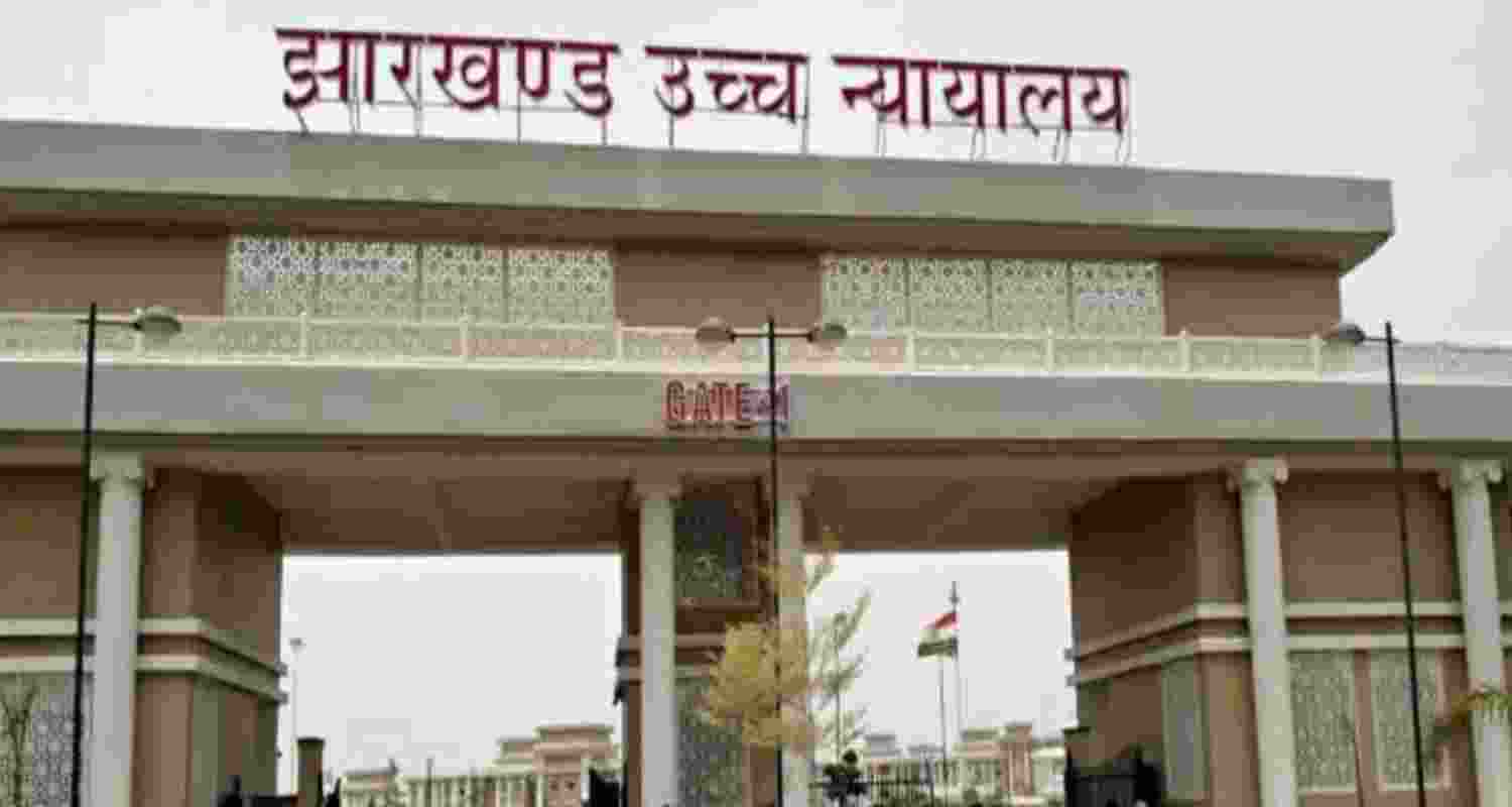Jharkhand HC quashed a Constable's dismissal over an alleged extramarital affair, citing the Joseph Shine ruling and violations of natural justice.