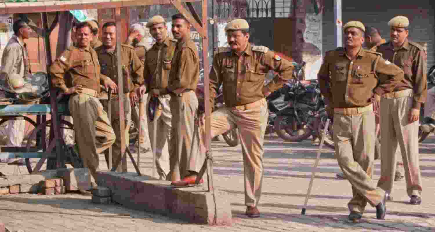 4 cops, 2 SHOs booked in constable suicide case 4 cops, 2 SHOs booked in constable suicide case