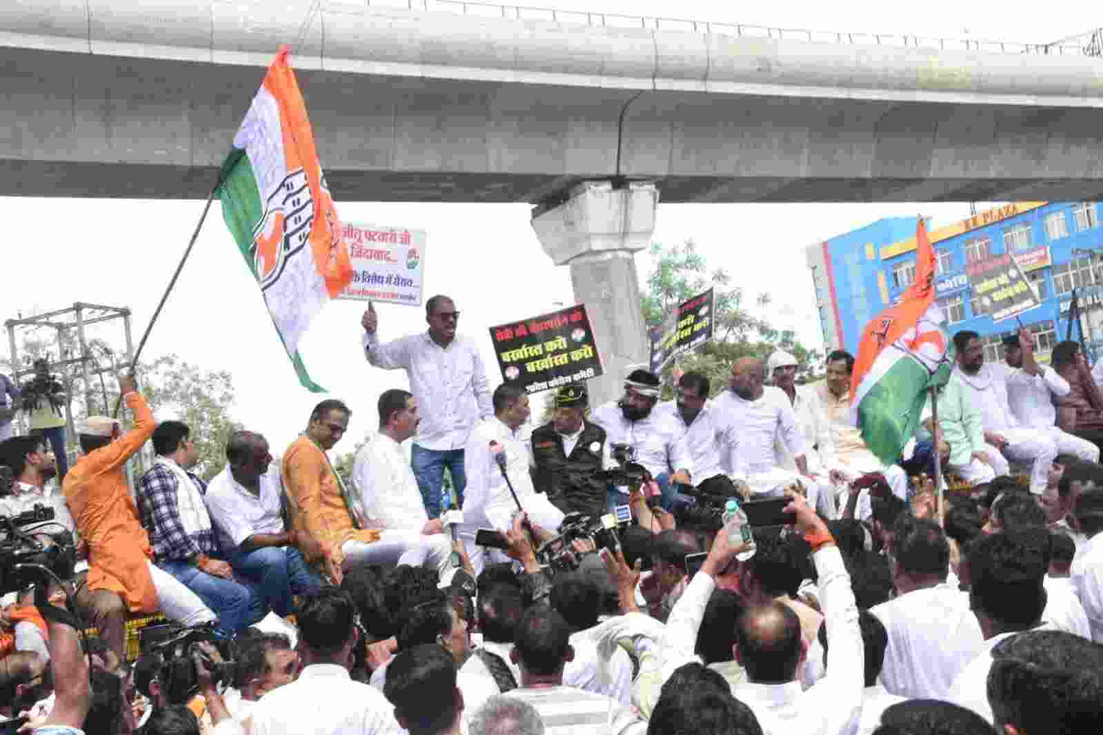 Congress stages protest in MP ,demands SEBI chief's resignation Congress stages protest in MP ,demands SEBI chief's resignation
