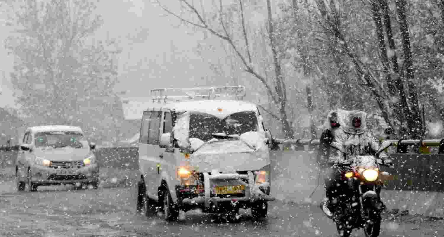 Several parts of Srinagar city experienced heavy rainfall, leading to a dip in temperatures.