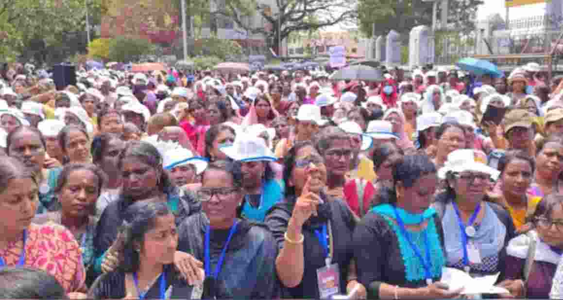 Protesting ASHA workers accuse INTUC of betraying them