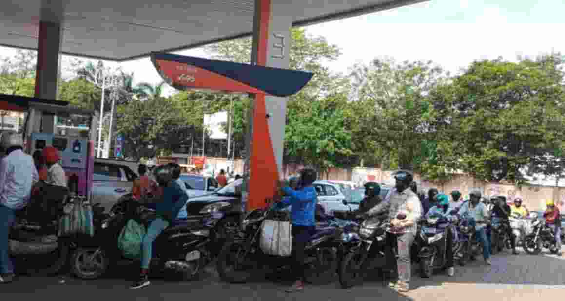 Panic buying triggers long queues at Ranchi petrol pumps